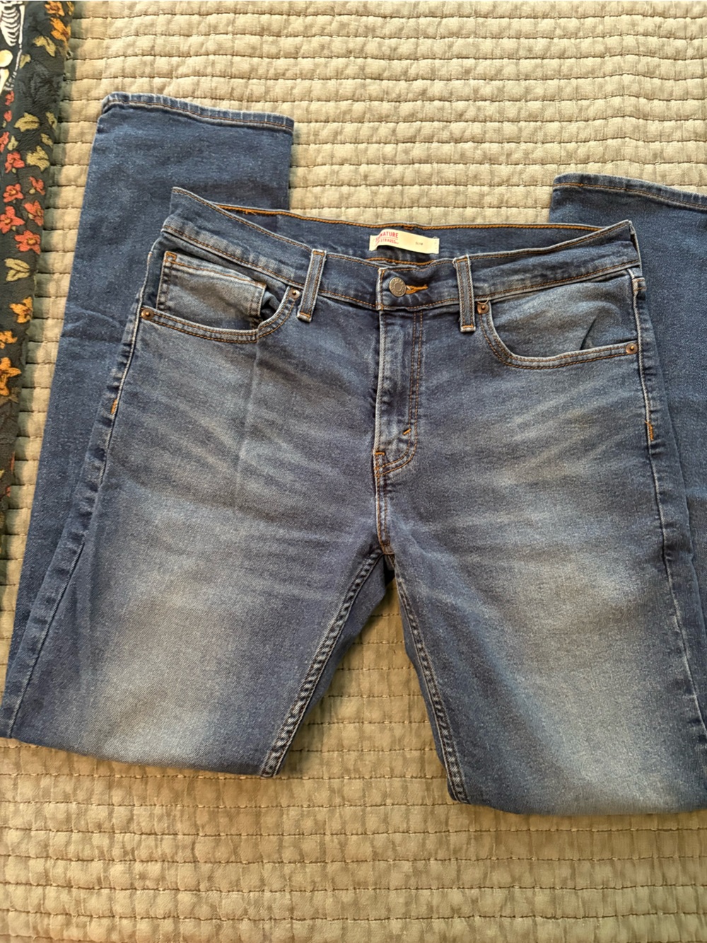 Relaxed Fit Men's Denim Jeans in Faded Blue